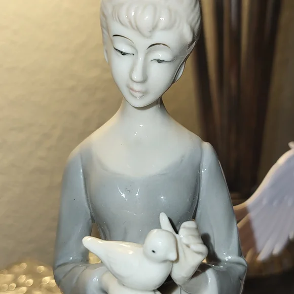 Serene Gray and White Sculpture - Picture 2 of 8